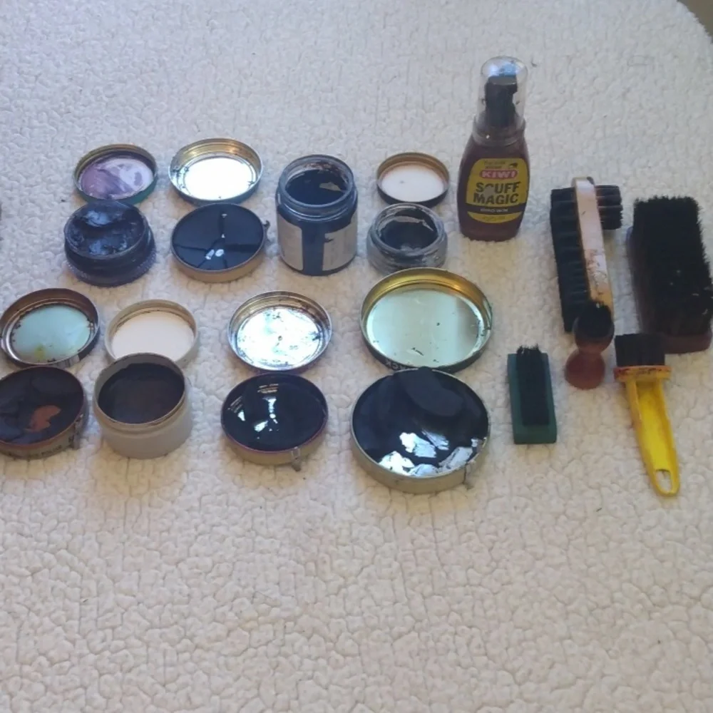 Vintage Cedar Griffin Shoe Shine Kit - 13 Pieces - Picture 4 of 16